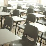 空的椅子和书桌在一个空的教室里