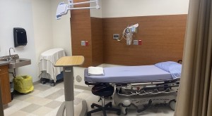 有病床和其他设备的手术室。