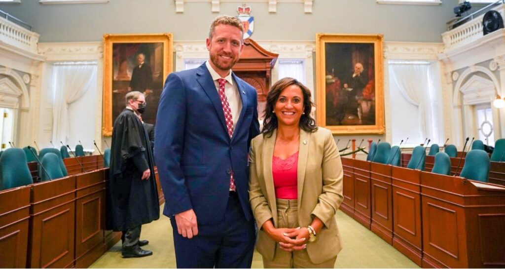 自由党领袖伊恩·兰金和议员安吉拉·西蒙斯站在新斯科舍省议会的照片。