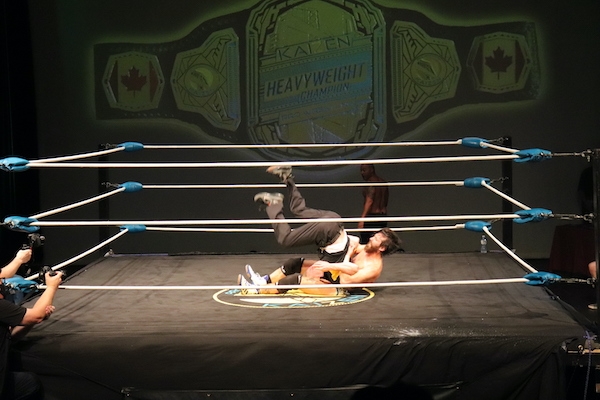 柯维·克里斯特在赛场中央与裁判摔跤