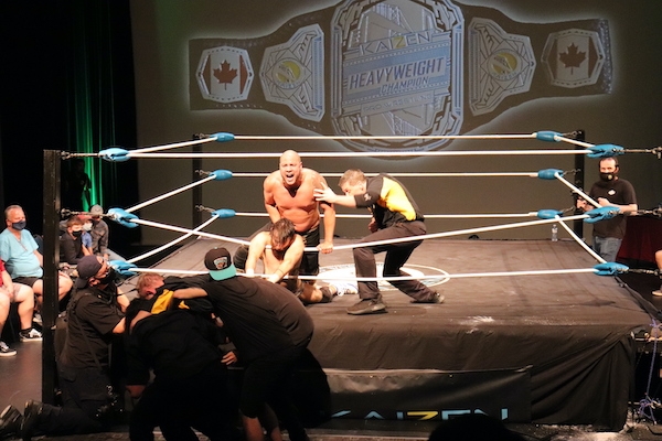 裁判似乎在试图阻止西姆斯，而柯维·克里斯特悬在绳子上