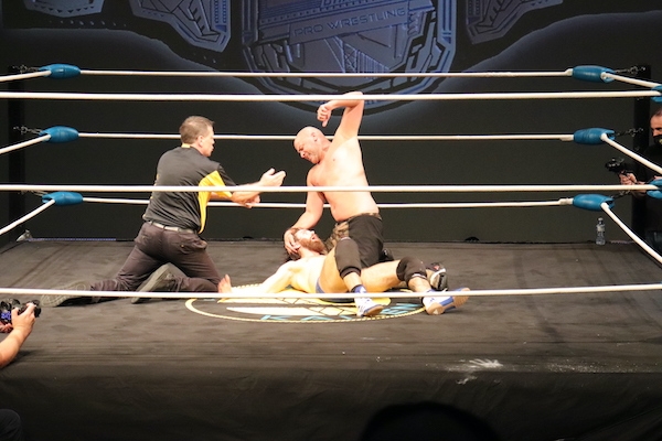 裁判和西姆斯都跪在地上，柯维·克里斯特仰面躺着，等着那一拳落地