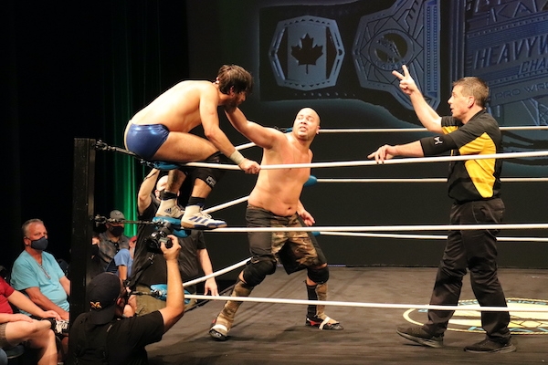 JP·西姆斯抓住柯维·克里斯特的脖子后，裁判两手手指举在空中