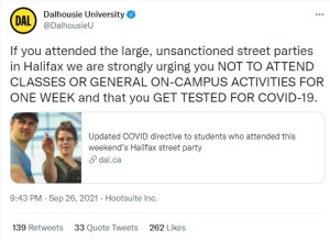 达尔豪西大学在推特上说，如果你参加了哈利法克斯未经批准的大型街头派对，我们强烈敦促你一周内不要上课或参加一般的校园活动，并去做COVID-19检测。
