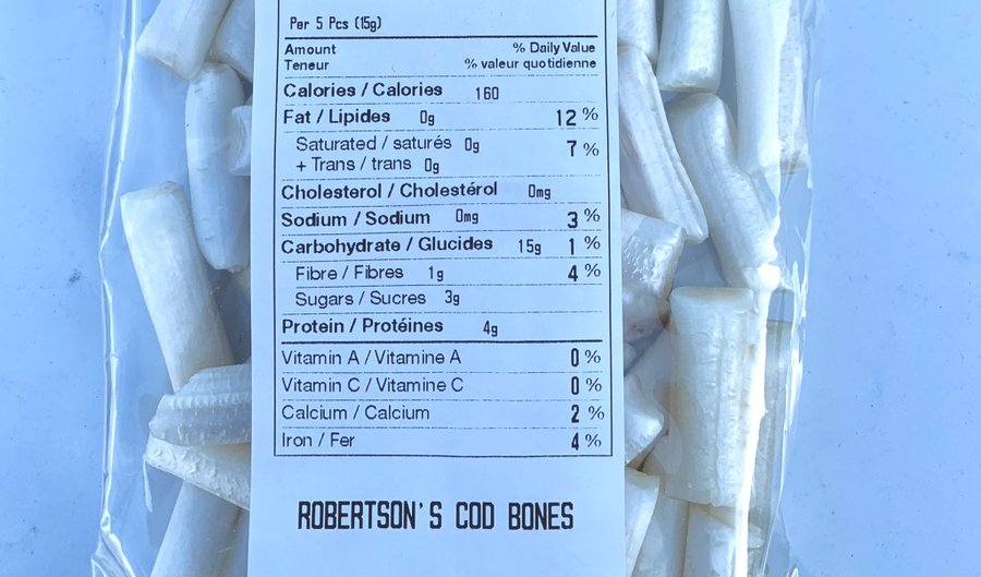 一包白色糖果与营养标签。糖果是小而椭圆形，称为COD骨头。