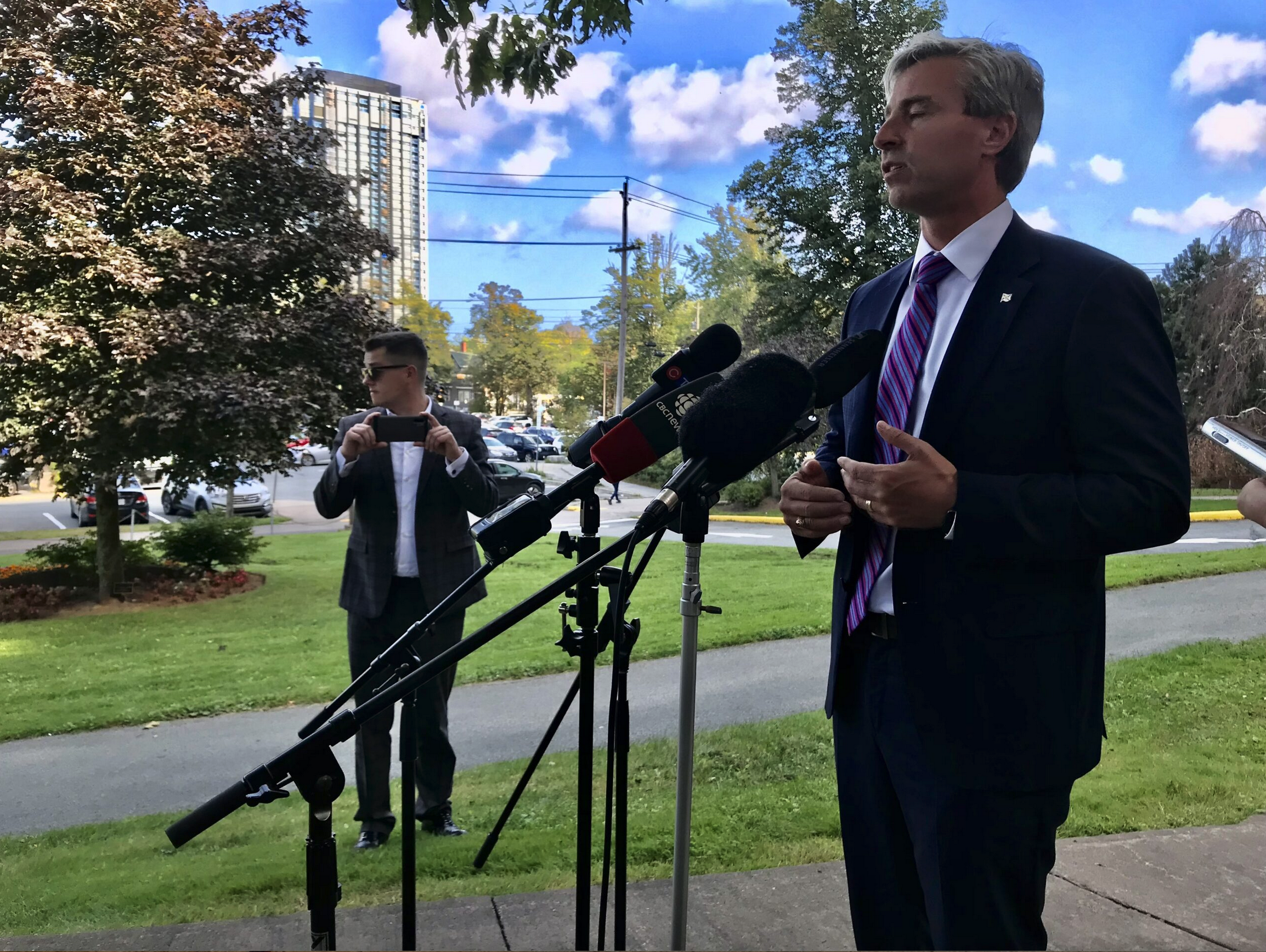 蒂姆·休斯顿在一个阳光明媚的日子里接受了记者的采访。