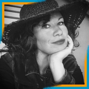 吉尔·钱德勒的黑白照片，穿着牛仔夹克，戴着宽边黑色草帽，看起来很有型