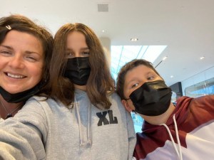 Leona Burkey与女儿Maggie和儿子Zack的合影。麦琪和扎克戴着黑色的面具。