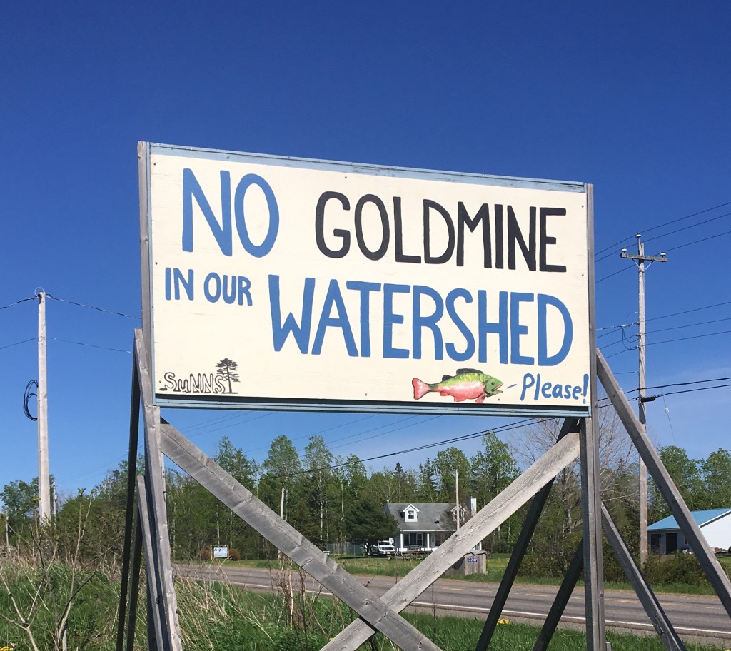 在有消息称该省想要促进该地区的矿产勘探后，塔塔马古什附近竖起了一个牌子，上面写着“我们的流域内没有金矿”。照片了。