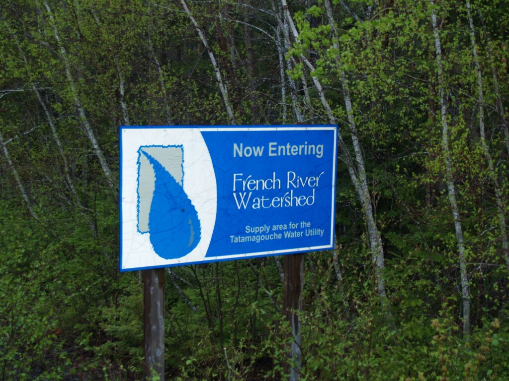 256号公路上的招牌上写着“你现在进入法国河流域，Tatamagouche水利设施”。