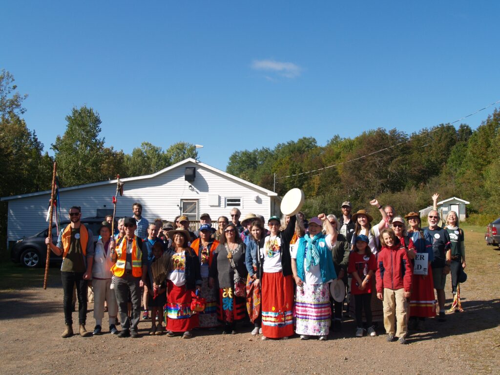 2019年9月，一群Mi'kmaq草根奶奶和他们的盟友在沃里克山举行水上行走，以保护法国河流域