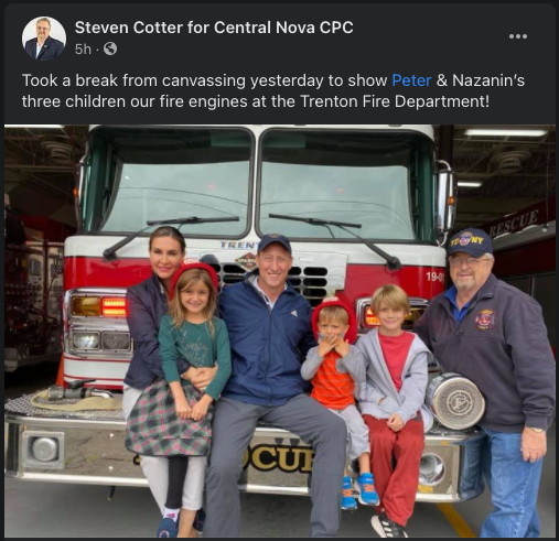 一个女人和男人坐在救火车的保险杠上，以及他们的三个孩子。站在一边是加拿大夹克保守党的一个人。图片是史蒂夫特·科特·中央中心CPC的Facebook Post