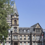 在一个明亮的夏日的市政厅