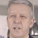 John Lohr，当他解释的东西时眯着眼睛