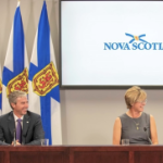 蒂姆·休斯顿（Tim Houston）和卡伦·奥尔德菲尔德（Karen Oldfield）在新闻发布会上分享了笑声