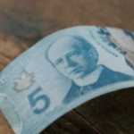 加拿大的五美元钞票在硬木地板上