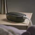 床头柜上的小黑色呼吸机