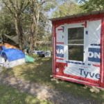 人民公园的帐篷和应急避难所