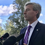 蒂姆·休斯顿在一个美丽的秋日在外面讲话。