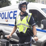 哈利法克斯的一名警察抓住他的自行车