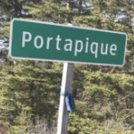 绿色的Portapique路标，柱子上系着新斯科舍省格子缎带