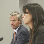 蒂姆·休斯顿在Covid-19简报会上看着米歇尔·汤普森。