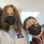 麦琪和扎克的自拍照，戴着黑色的新冠肺炎口罩