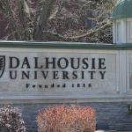 达尔豪斯大学的石头入口标志