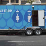 一辆装在长卡车里的淋浴拖车