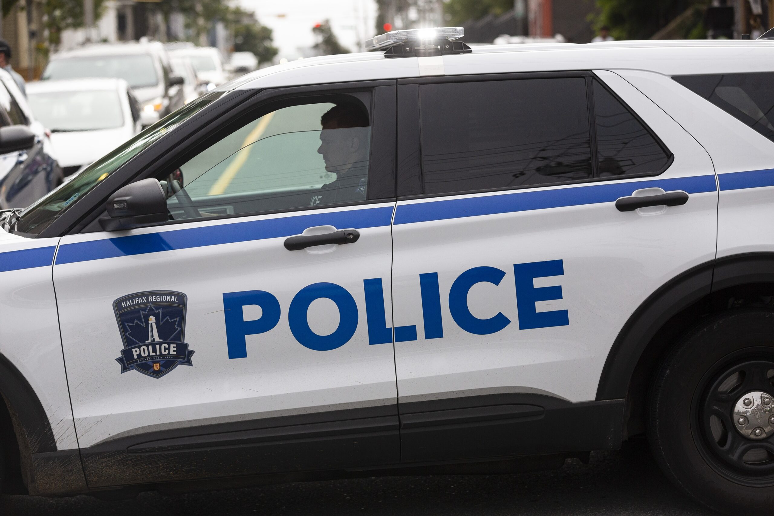 一名哈利法克斯地区警察在他的车里