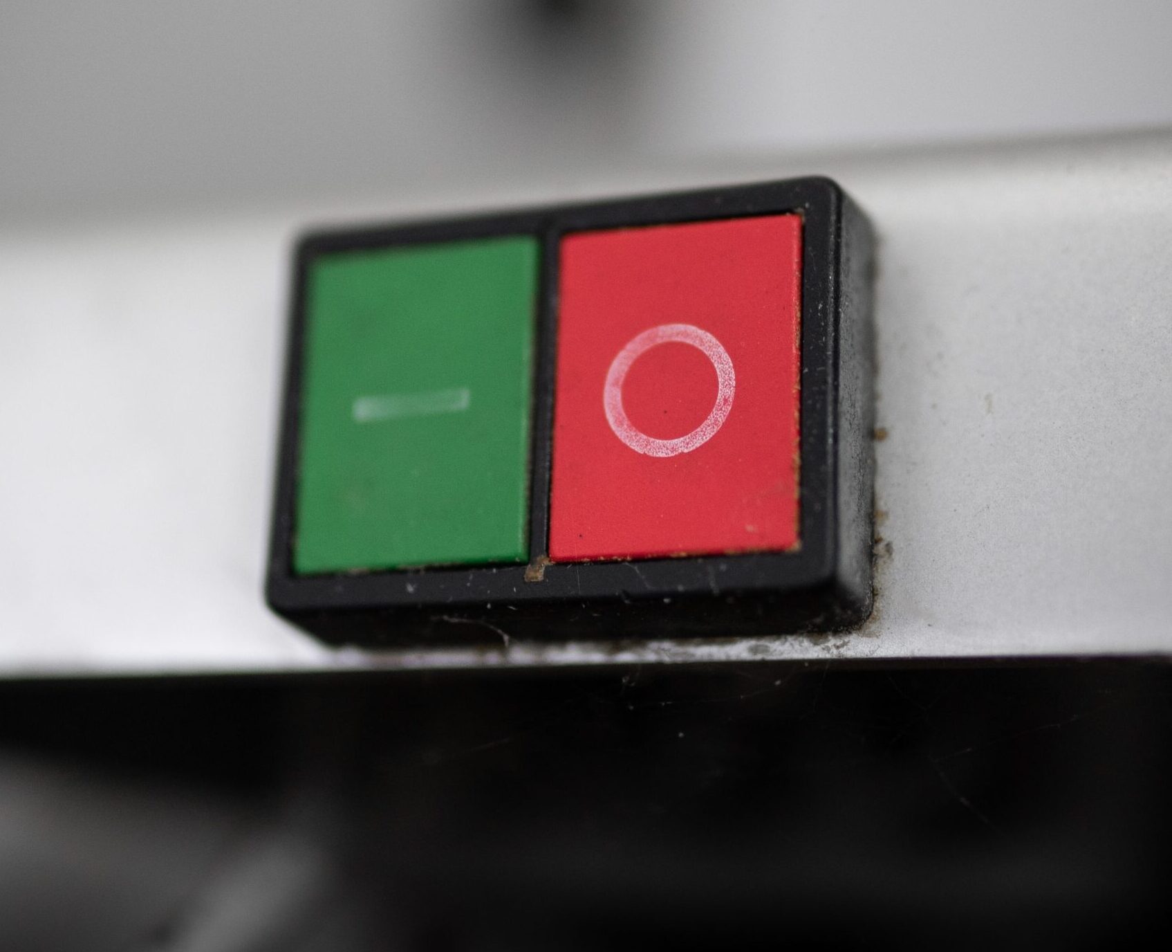 一个绿色按钮和红色按钮并排。绿色有一个垂直线和红色的一个圆圈。