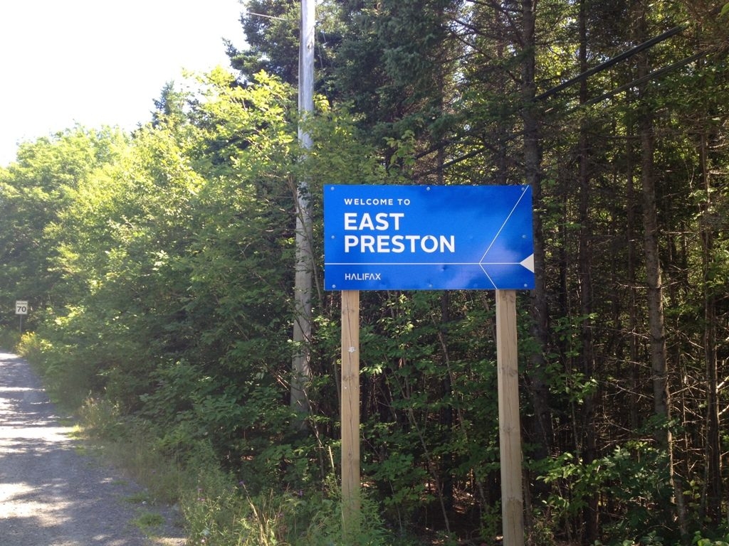 东普雷斯顿路边的蓝色欢迎来到东普雷斯顿的标志