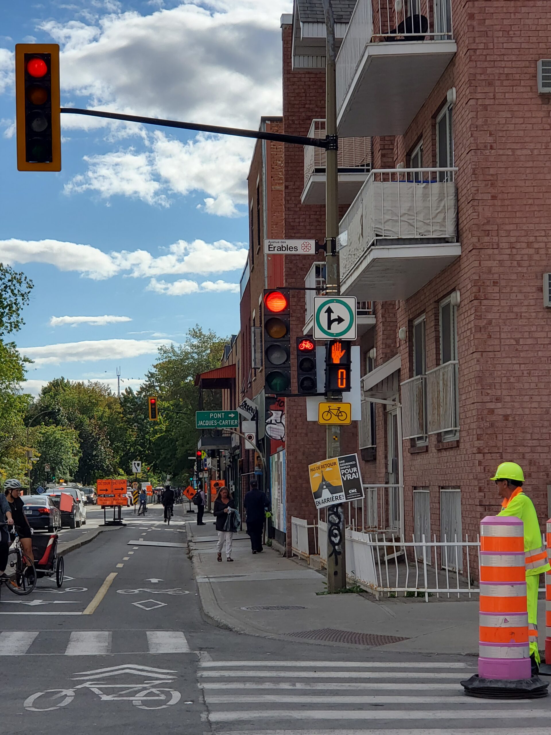 保护自行车道，为汽车和自行车设置红绿灯