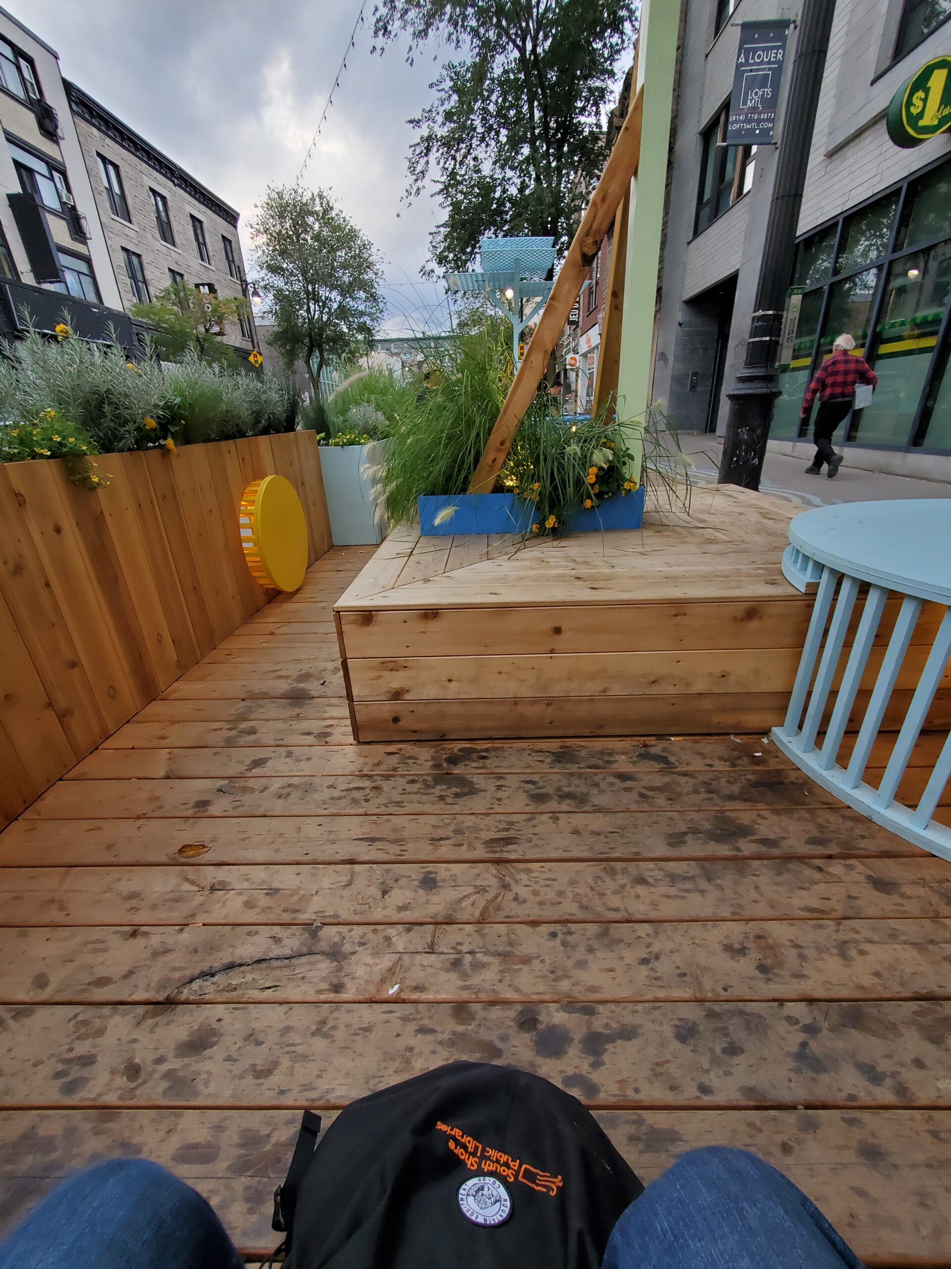 街道上有座位的露天平台