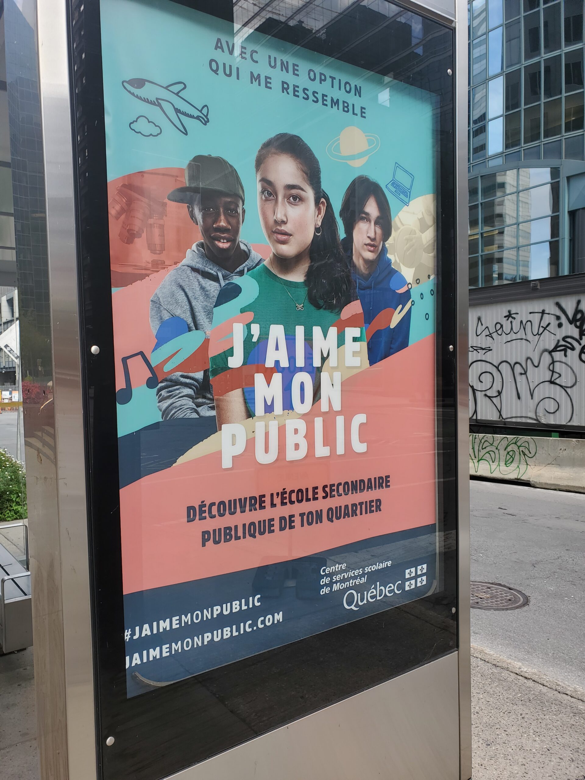 公共汽车候车亭的法语宣传广告