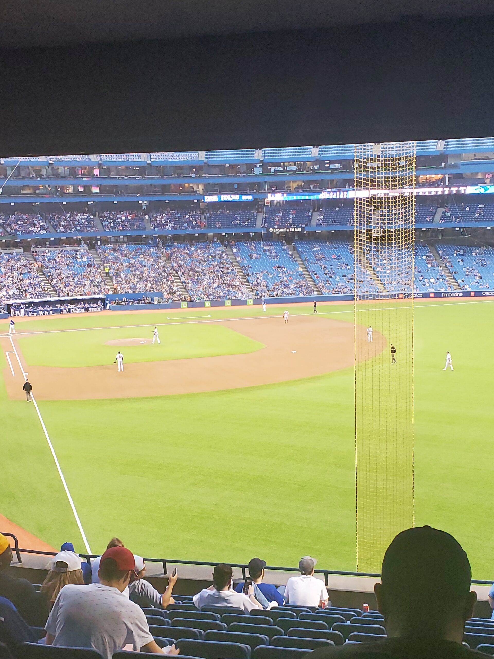 大联盟棒球场的照片，从左外野界外杆后面拍摄。