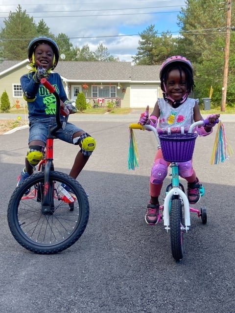 Adwoa和Kwabena收到了来自米德尔顿夫妇Bonnie Morine和Bob Clattenburg的新自行车。图片来源:中谷地区医生招聘和保留/ Facebook。