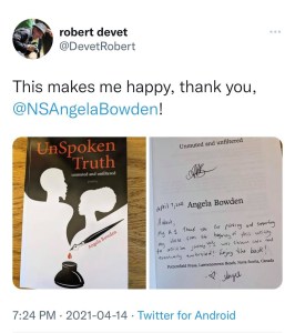 罗伯特·迪维特的一张推特照片，上面写道:“这让我很高兴，谢谢你安吉拉·鲍登。”这张照片展示了鲍登的书《无言的真相》的封面，里面有给德维特的便条。