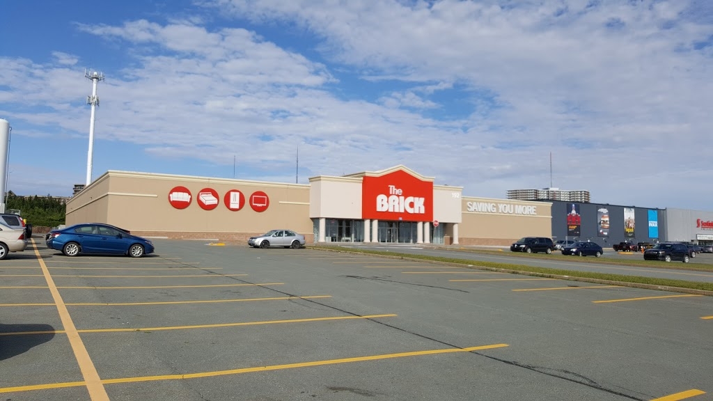 拜尔斯湖的砖墙仓库。这家大盒子店的标志是一个红色的招牌，上面写着“砖”。这家商店位于电影院的旁边。停车场几乎空无一人。