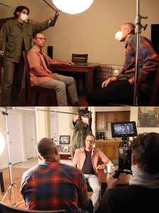 一组电影摄制组的照片，导演休伯特·戴维斯穿着红蓝衬衫采访保罗·拜亚德。Byard身后是一个拿着灯的男人。第二张照片是在戴维斯身后拍摄的，他看着Byard。戴维斯身后是正在拍摄采访的摄影师。场景在Byard家中的客厅里，背景是他的厨房。