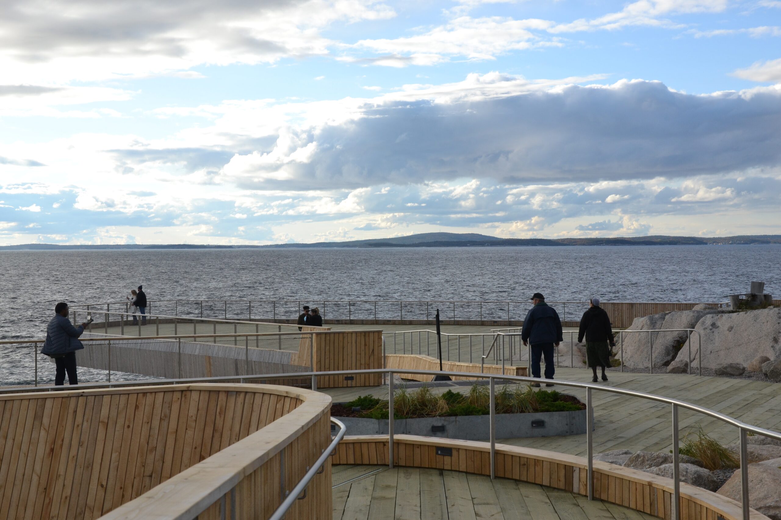 通往甲板的走道，背景是海洋。可以看到几个人。