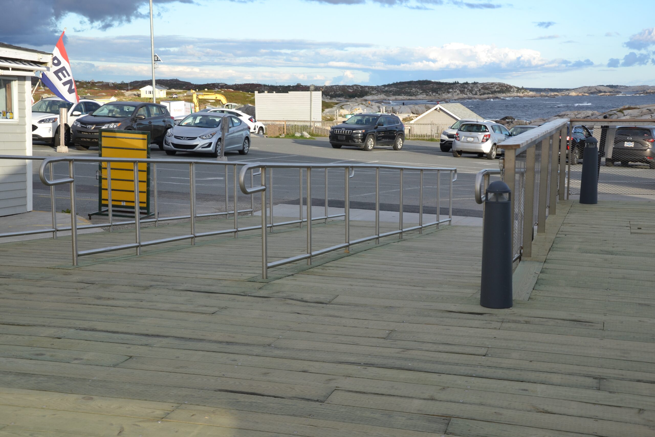 从观景台向下的斜坡照片。坡道上有轨道，与停车场相连。