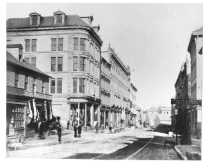 1871年，哈利法克斯公爵街和格兰维尔街的一角，向北望去。黑白照片显示，这条街道是肮脏的，有轨电车穿过它。