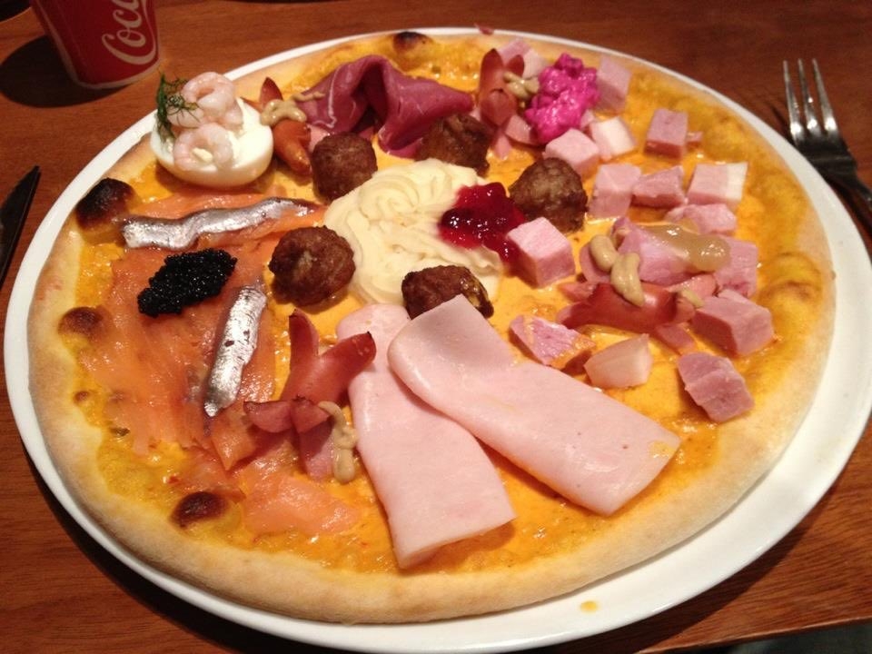 披萨一种披萨，其配料包括整条小鱼、一个魔鬼蛋和切成丁或切片的熟肉