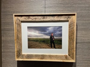 Debbie Johnson-Powell，一名手语翻译，站在田野里的照片。这张照片是莱恩·瓦格在新斯科舍省档案馆蔡斯画廊举办的摄影展的一部分。