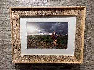 理查德·马泰尔的照片，他是COVID简报会上的手语翻译。这幅肖像由莱恩·瓦格(Len Wagg)创作。照片中，理查德·马泰尔站在田野里，双手高举。