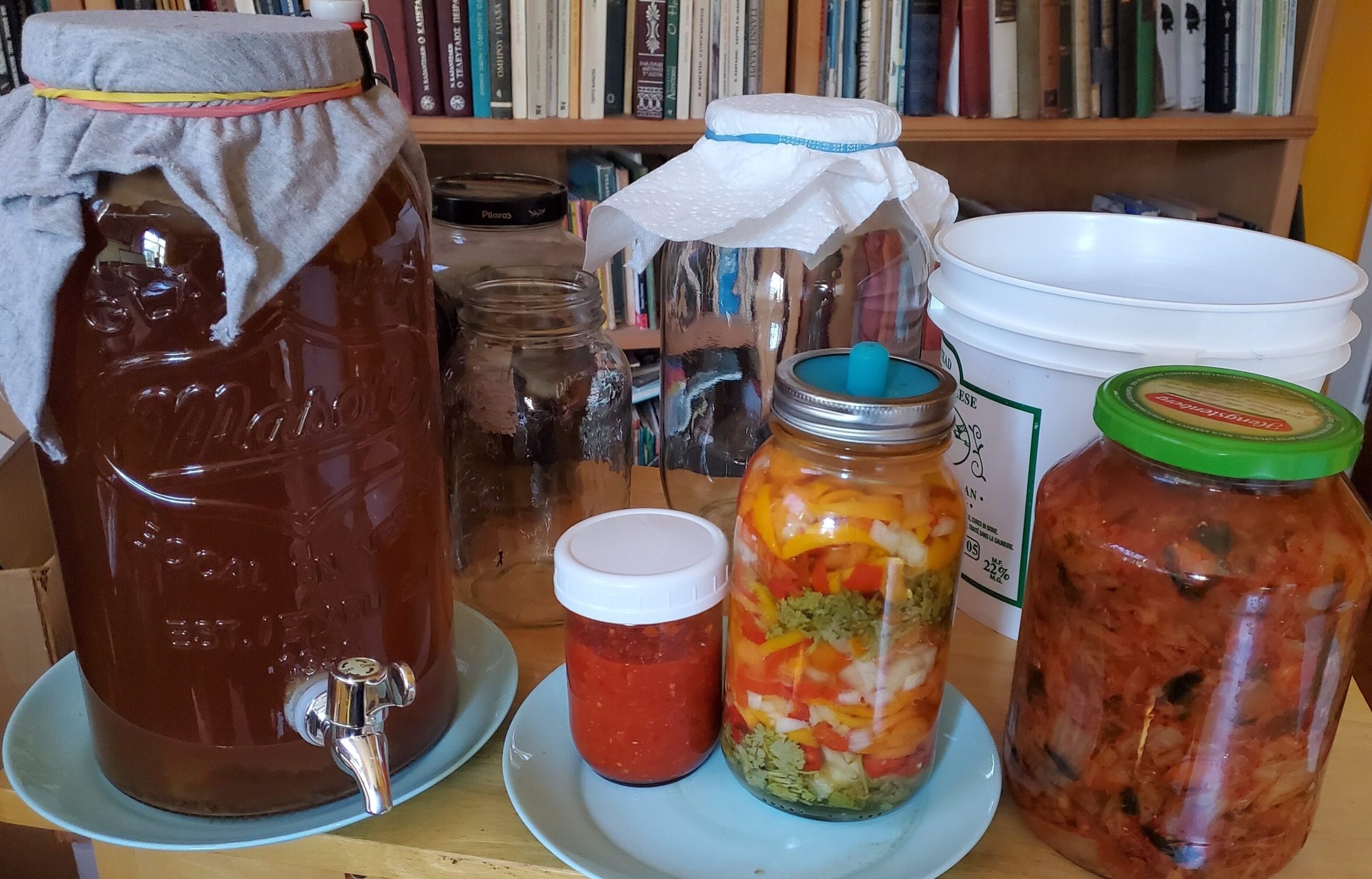 餐具柜里放着泡菜、辣酱、泡菜和康普茶