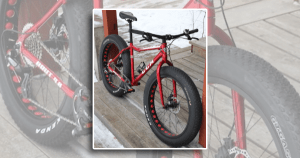 一张Allana Loh的胖自行车的照片，它是鲜红色的，宽轮子。