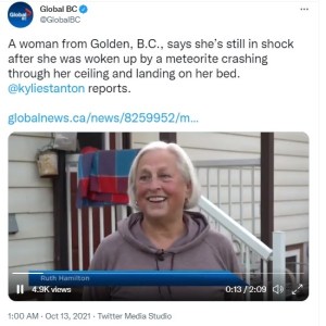 来自BC省环球新闻的截图显示，来自BC省戈尔登的一名女子说，她被一颗陨石撞穿天花板并落在她的床上吵醒后，她仍然很震惊。截图显示的是这名女子与记者交谈的照片。