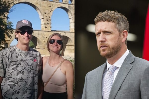 两张照片并排放在一起。在左边，一男一女戴着墨镜站在一个古老的水渠前，这是一个晴朗的日子。在右边，一个穿着灰色西装、白衬衫、蓝白领带的男人说话时，左肩后面闪着红光。